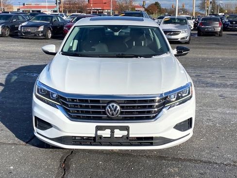 Used 2022 Volkswagen Passat 2.0T image 2