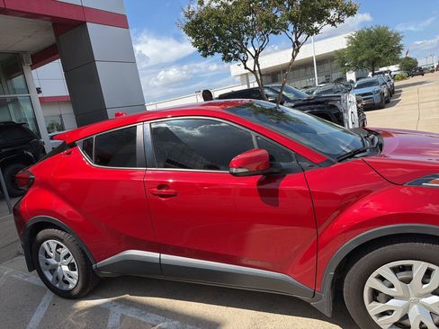 Used 2020 Toyota C-HR LE FWD image 3