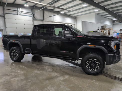 Used 2024 GMC Sierra 2500 AT4X image 2