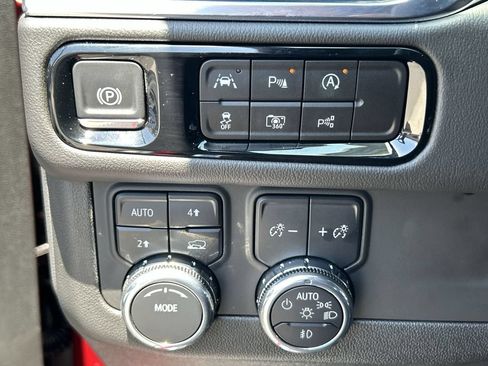 Used 2025 GMC Yukon XL Elevation AWD/4WD image 18