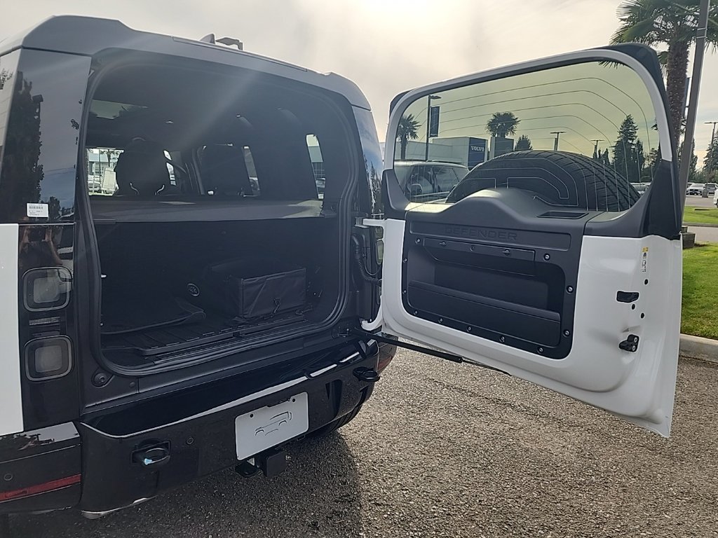 New 2026 Land Rover Defender 110 X-Dynamic SE AWD/4WD image 16