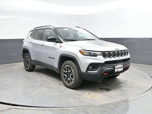 Used 2025 Jeep Compass Trailhawk AWD/4WD image 5