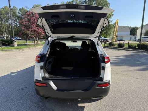 Used 2018 Jeep Cherokee Latitude w/ Altitude Package FWD image 20