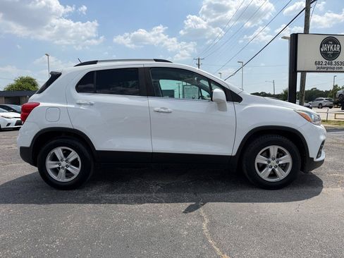 Used 2019 Chevrolet Trax LT w/ LT Convenience Package FWD image 4
