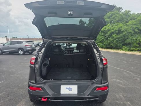 Used 2018 Jeep Cherokee Trailhawk AWD/4WD image 8