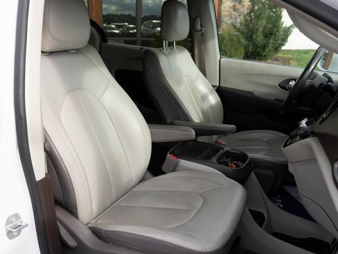 Used 2019 Chrysler Pacifica Touring-L w/ Advanced Safetytec Group image 31