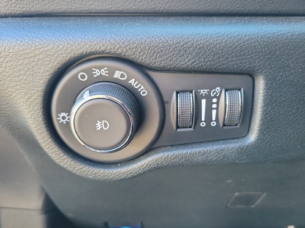 Used 2025 Chrysler Pacifica Select FWD image 28