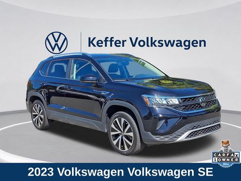Used 2023 Volkswagen Taos SE w/ Panoramic Sunroof Package FWD image 1