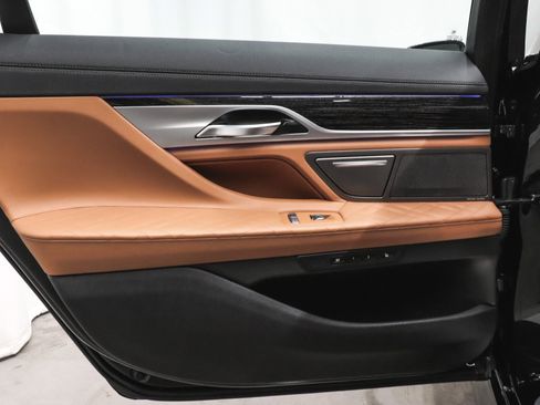 Used 2022 BMW 750i xDrive w/ Luxury Rear Seating Package image 17