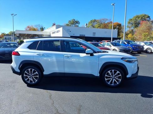 Used 2022 Toyota Corolla Cross XLE image 6