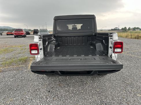 Used 2022 Jeep Gladiator Sport AWD/4WD image 9