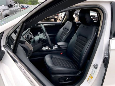Used 2017 Ford Fusion SE w/ Equipment Group 201A FWD image 8