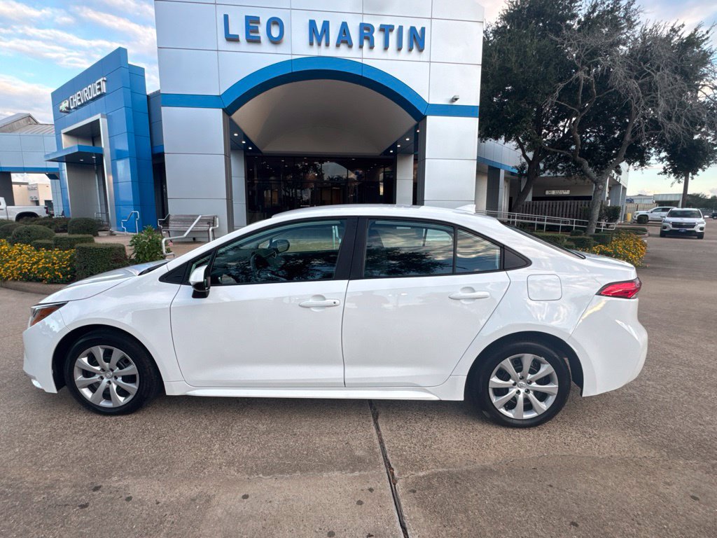 Used 2025 Toyota Corolla LE FWD image 1