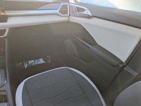 Used 2025 Volkswagen Taos SE image 18