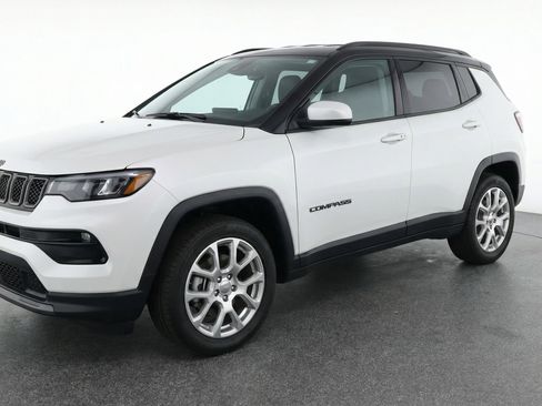 Used 2025 Jeep Compass Limited image 3