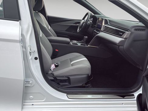 Used 2025 Toyota Camry SE w/ Convenience Package image 18