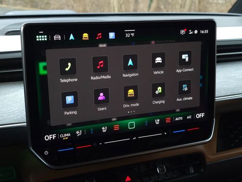 Used 2025 Volkswagen ID. Buzz Pro S image 39