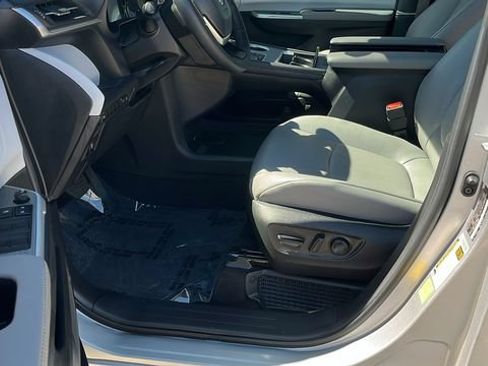 Used 2025 Toyota Sienna XLE FWD image 18
