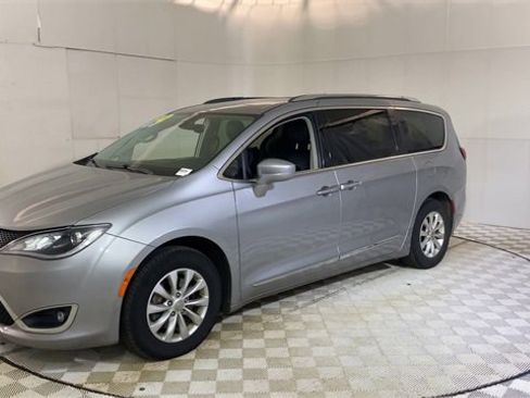 Used 2019 Chrysler Pacifica Touring-L image 4