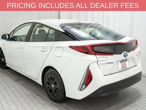 Used 2021 Toyota Prius Prime XLE FWD image 3
