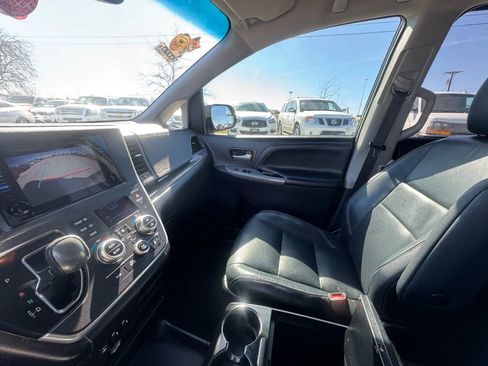 Used 2015 Toyota Sienna SE image 21