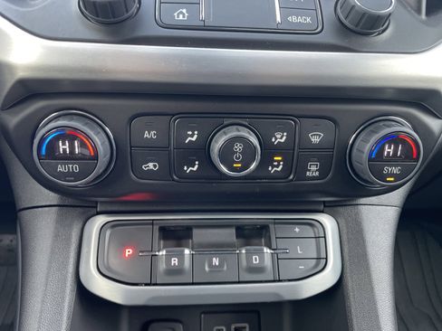 Used 2023 GMC Acadia SLE image 19