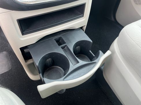 Used 2016 Dodge Grand Caravan American Value Package image 29