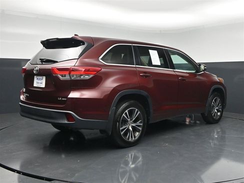 Used 2018 Toyota Highlander Plus w/ Carpet Mat Package (TMS) AWD/4WD image 6