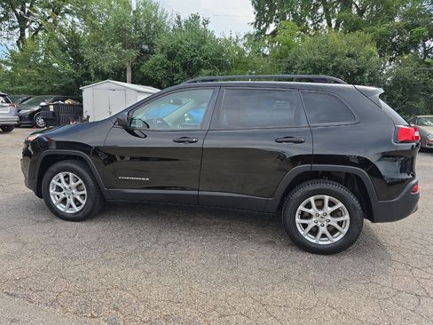 Used 2017 Jeep Cherokee Sport AWD/4WD image 3