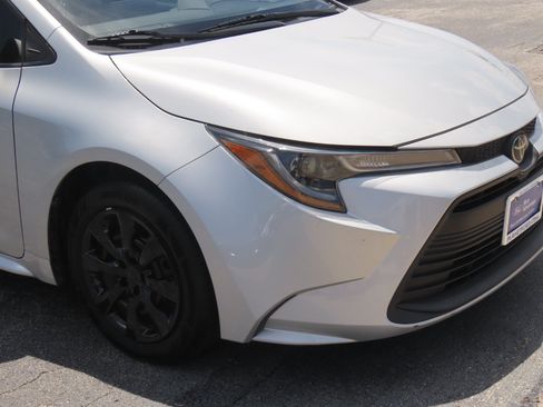 Used 2024 Toyota Corolla LE FWD image 5