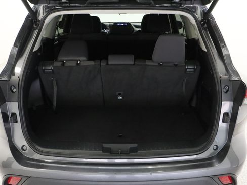 Used 2025 Toyota Highlander LE FWD image 33