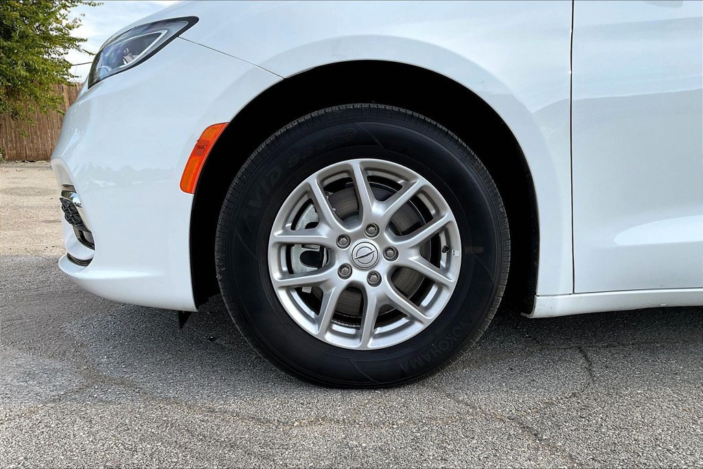 Used 2026 Chrysler Pacifica Select FWD image 28