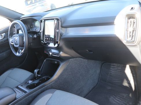 Used 2024 Volvo XC40 B5 Core image 34