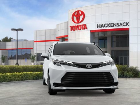 Used 2026 Toyota Sienna LE image 16