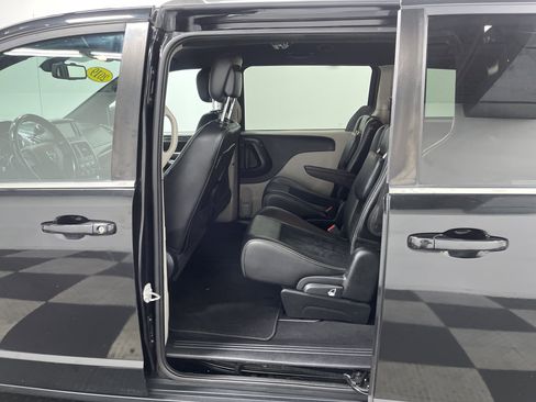 Used 2019 Dodge Grand Caravan SXT image 13