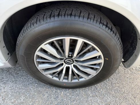 Used 2024 Nissan Armada SL w/ Captain's Chairs Package AWD/4WD image 12