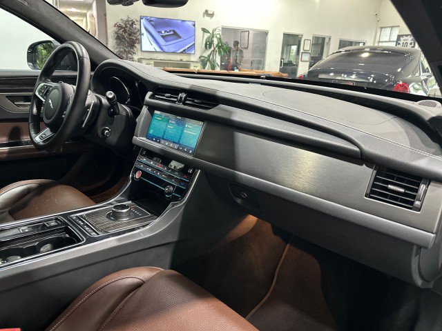 Used 2019 Jaguar XF S AWD/4WD image 85