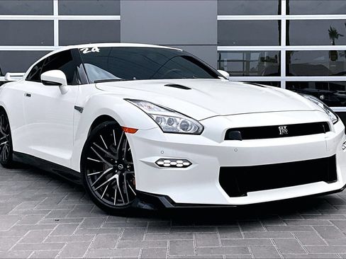 Used 2024 Nissan GT-R Premium w/ Premium Interior Package AWD/4WD image 3