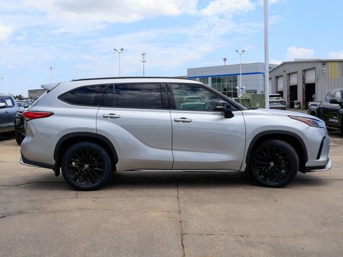 Used 2023 Toyota Highlander XSE FWD image 28