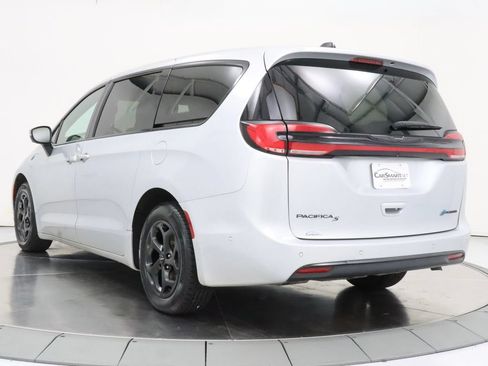 Used 2023 Chrysler Pacifica Touring-L w/ S Appearance Package FWD image 3