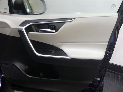Used 2020 Toyota RAV4 XLE w/ Convenience Package AWD/4WD image 19
