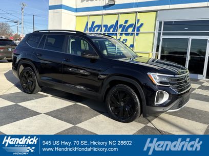 Used 2024 Volkswagen Atlas SE w/ Black Wheel Package