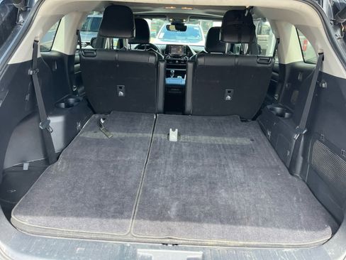 Used 2021 Toyota Highlander XLE FWD image 7
