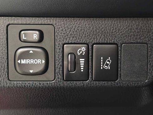 Used 2018 Toyota RAV4 SE AWD/4WD image 17
