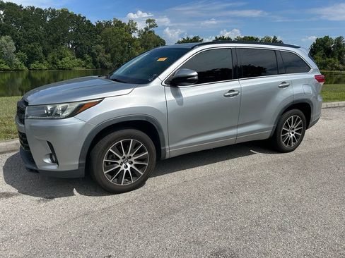 Used 2018 Toyota Highlander SE FWD image 2