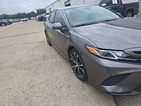 Used 2019 Toyota Camry SE image 2