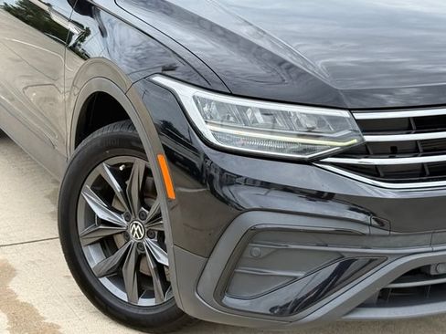 Used 2022 Volkswagen Tiguan SE FWD image 3