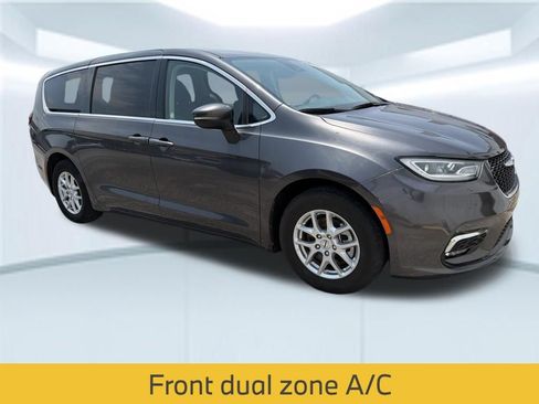 Used 2023 Chrysler Pacifica Touring-L FWD image 5