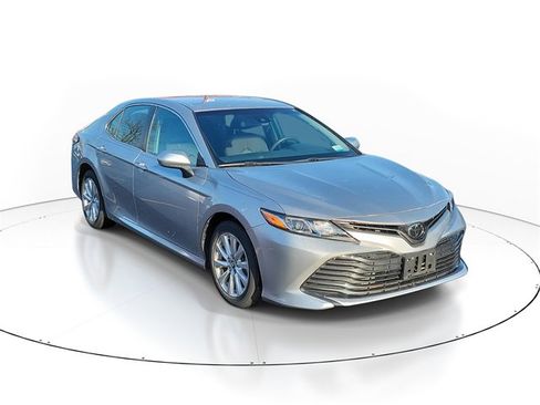Used 2018 Toyota Camry LE image 2