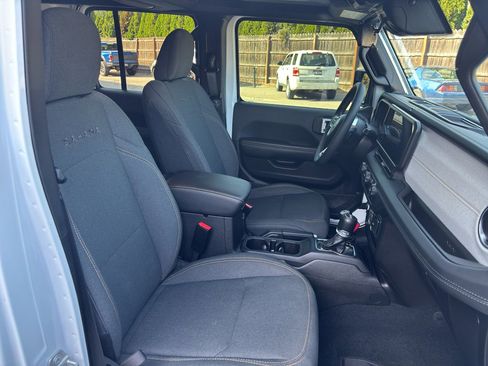 Used 2024 Jeep Wrangler Sahara image 31